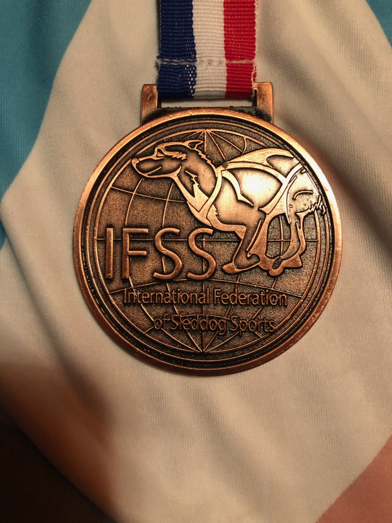 Médaille de Bronze aux Championnats du Monde 2019.                                                               Catégorie mi-distance 12 chiens.<br>