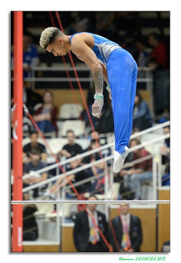 Loris est originaire de la ville de Forbach (Grand Est) et vit actuellement à Antibes pour exercer sa passion au pôle France de gymnastique. 